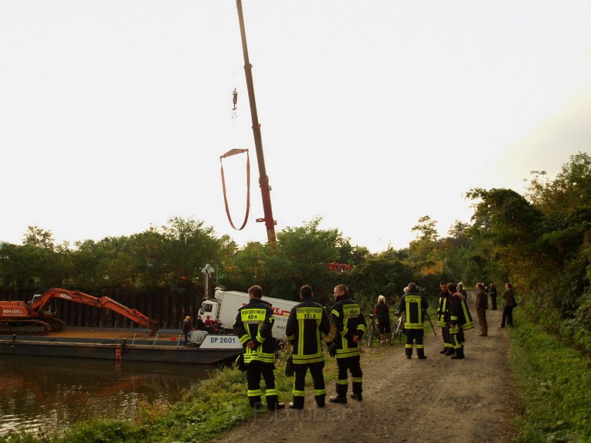 LKW faehrt in den Rhein Langel Hitdorf Faehre P326.JPG